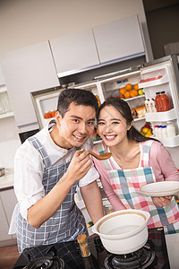 年轻夫妇在厨房煲汤图片