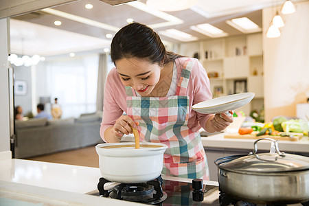 青年女人在厨房煲汤图片