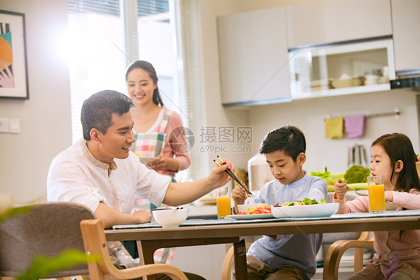 幸福家庭在吃饭图片