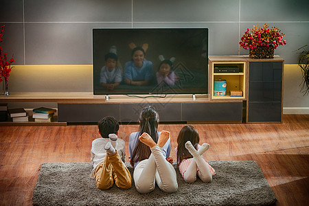幸福家庭在看电视图片