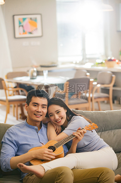 浪漫夫妇在客厅图片