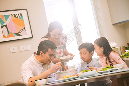 幸福家庭在吃饭图片