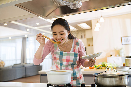 青年女人在厨房煲汤图片