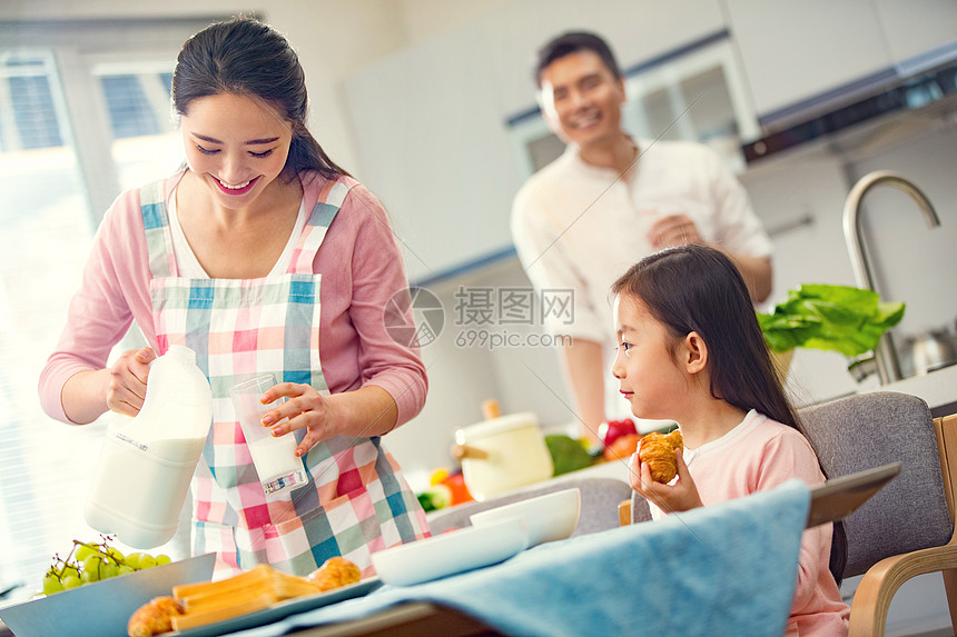 幸福家庭在吃早餐图片