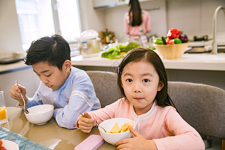 幸福家庭在吃饭图片