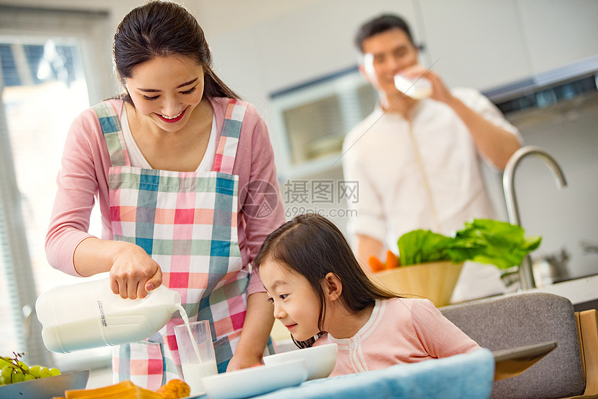 幸福家庭在吃早餐图片