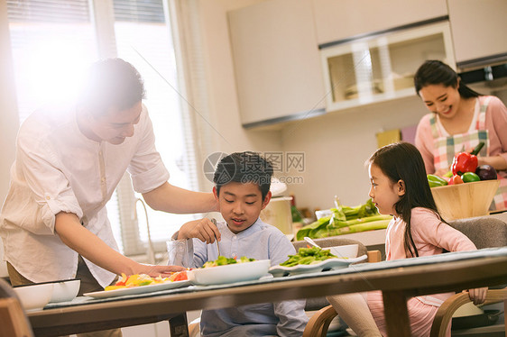 幸福家庭在吃饭图片