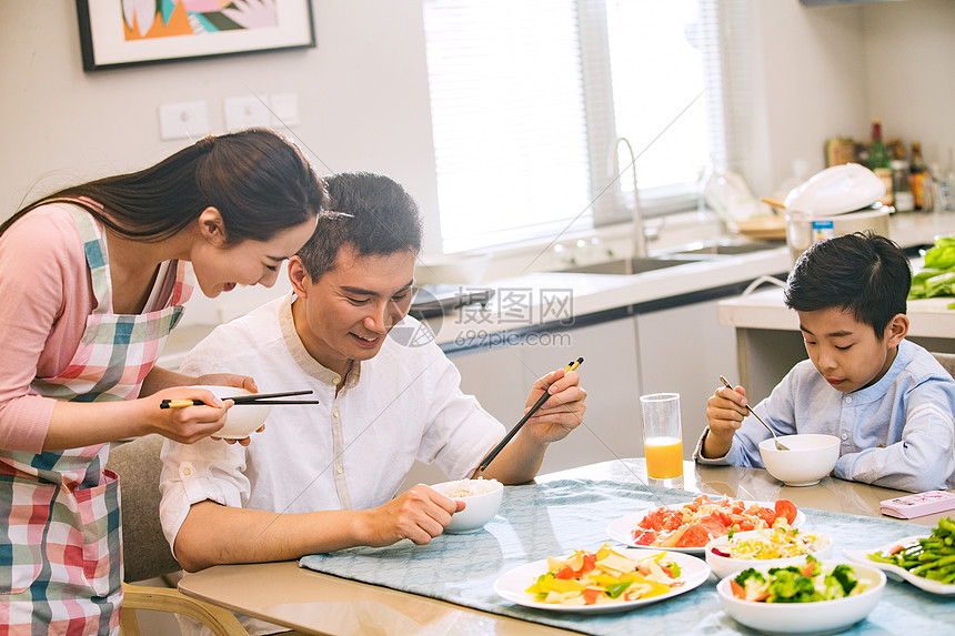 幸福家庭在吃饭图片