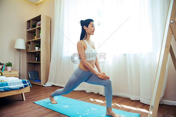 青年女人健身图片