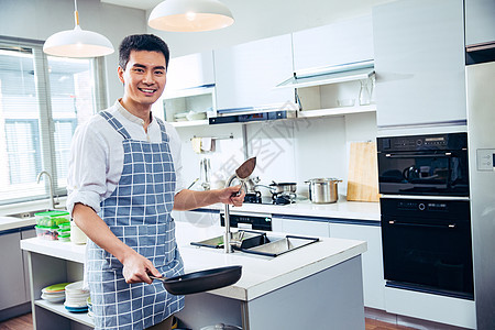 青年男人在厨房图片