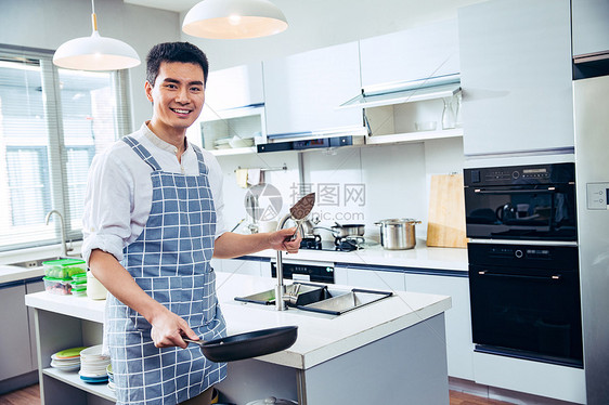 青年男人在厨房图片