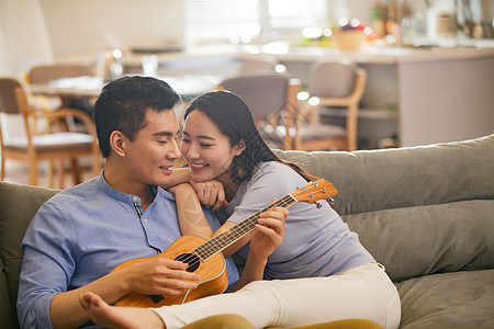 浪漫夫妇在客厅图片