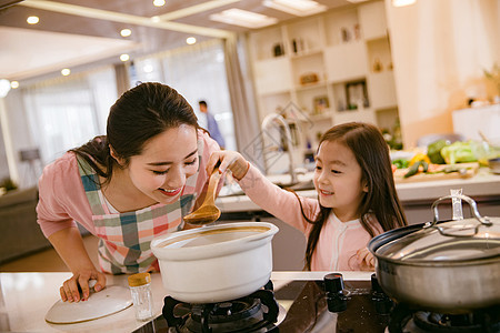 年轻妈妈和女儿在厨房图片