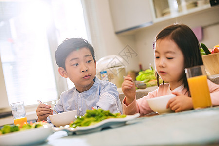 男孩女孩在吃饭图片