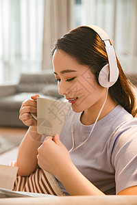 青年女人在客厅图片