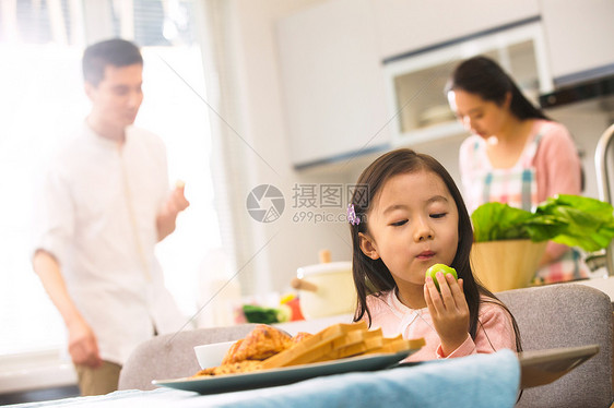 幸福家庭在吃早餐图片