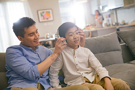 父亲和男孩听音乐图片