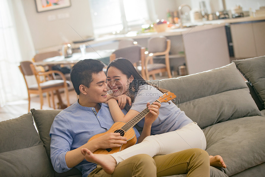 浪漫夫妇在客厅图片