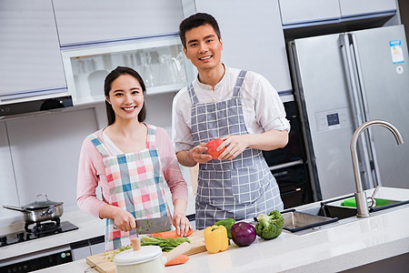 游艇情侣年轻夫妇在厨房背景