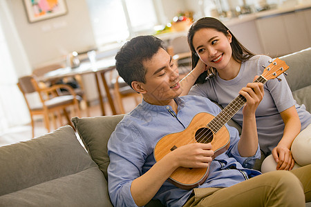 浪漫夫妇在客厅图片