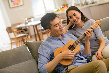 浪漫夫妇在客厅图片