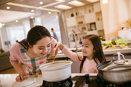 年轻妈妈和女儿在厨房图片