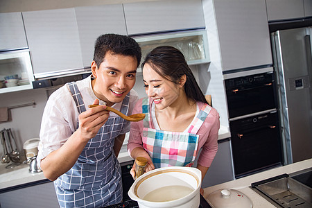 煮饭煲汤年轻夫妇在厨房煲汤背景