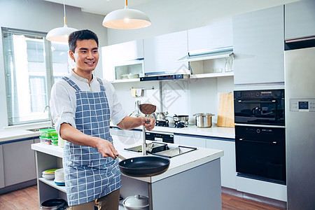 青年男人在厨房图片