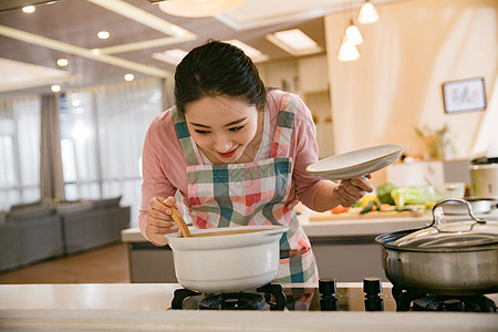 青年女人在厨房煲汤图片