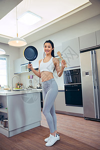 青年女人在厨房图片