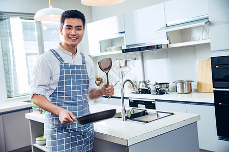 青年男人在厨房图片