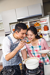 煮饭煲汤年轻夫妇在厨房煲汤背景