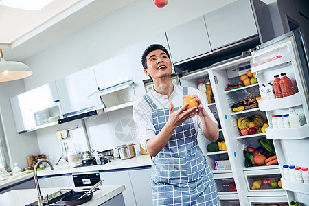 青年男人在厨房图片