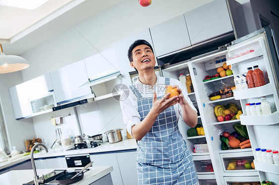 青年男人在厨房图片