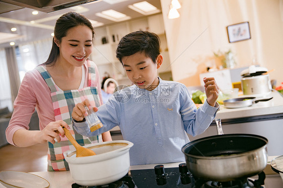 年轻妈妈和儿子在厨房图片