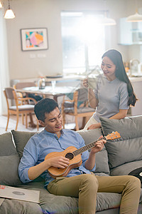 浪漫夫妇在客厅图片