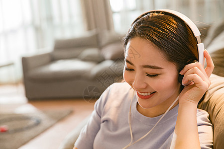 青年女人在客厅图片