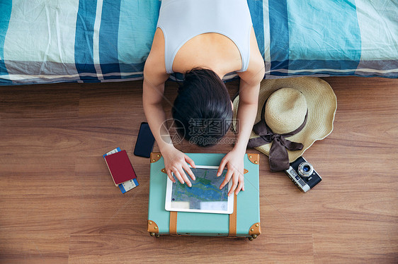 青年女人准备外出旅行图片