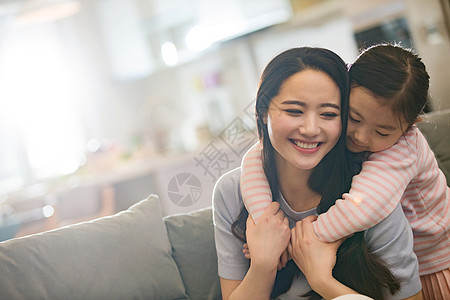 母亲和女孩在客厅图片