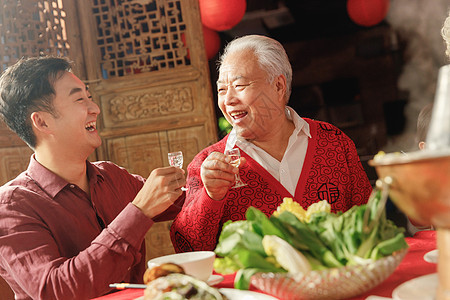 幸福父子吃年夜饭喝酒图片