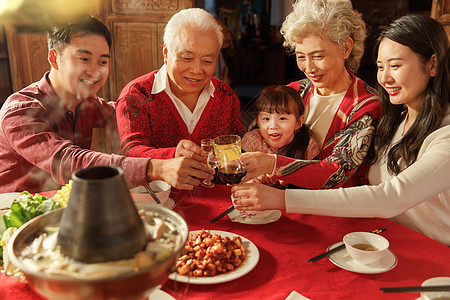 幸福的东方家庭过年举杯庆祝图片