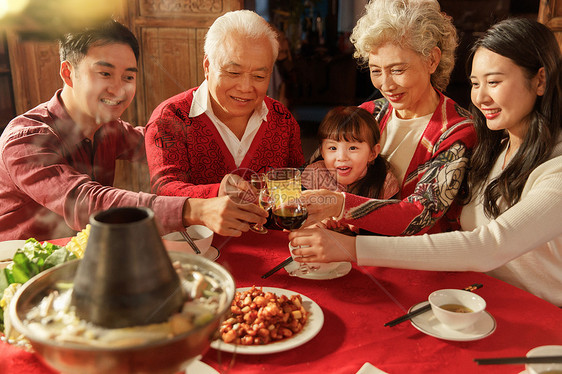 幸福的东方家庭过年举杯庆祝图片