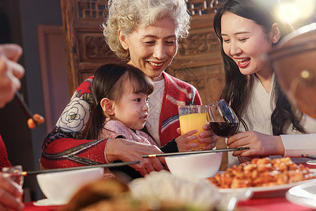 青年女人和女儿干杯庆祝图片