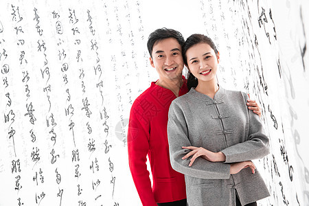 穿中式服装的青年伴侣图片