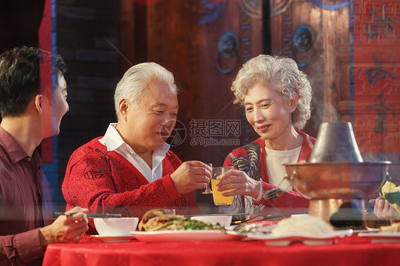 幸福老年夫妇干杯庆祝图片