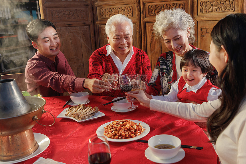 幸福的东方家庭过年举杯庆祝图片