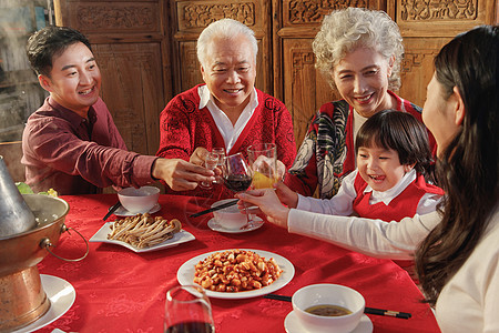 举杯,幸福的东方家庭过年举杯庆祝背景