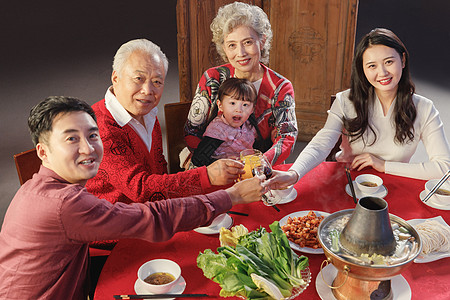 幸福的东方家庭过年举杯庆祝图片