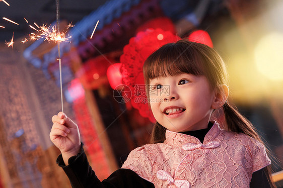 手拿烟花的可爱小女孩图片