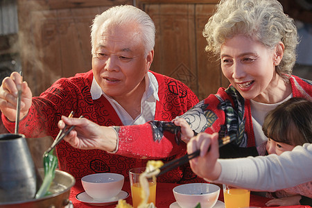 幸福的祖父母和孙女用餐图片